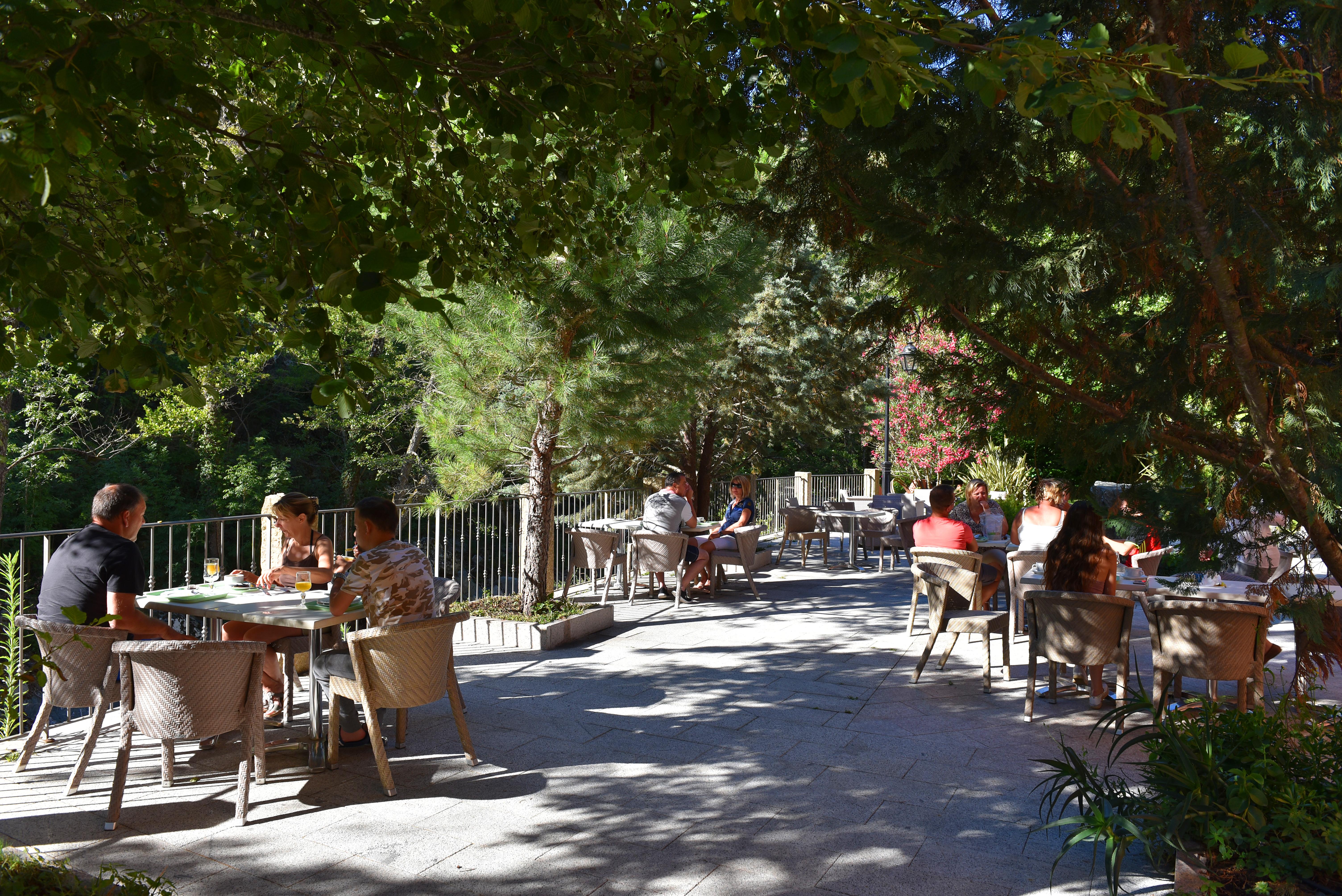 Les Jardins De La Glaciere Корте Екстериор снимка